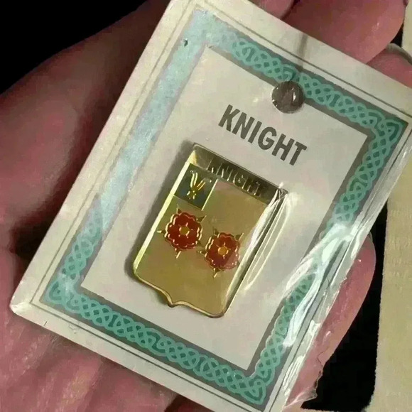 Irish family crest enamel lapel pin Knight NEW - Picture 2 of 3